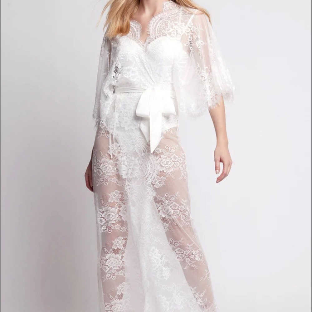 Homebodi KASSIAH LONG LACE ROBE